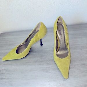 BCBGirls scalloped lime suede stiletto heel sz 6